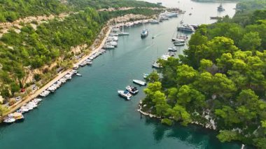 Yunanistan 'ın Paxos Adası' ndaki Gaios Körfezi 'nin Hava Aracı Panoraması Yatlarla Dolu ve Yoğun Yeşil Bitkiler ve Kireçtaşı Kayalıklarıyla çevrili Doğal Limanı Ortaya Çıkarıyor