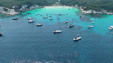 Çapalı Yatlar ve Beyaz Kum Sahili 'ne yakın teknelerle dolu Çarpıcı Turkuaz Körfezi' nin Hava Manzarası