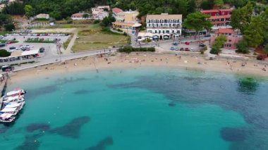 Güneşli bir yaz günü, Korfu Yunanistan 'da kristal berrak turkuaz suları ve kumlu Paleokastritsa plajının tepeden aşağı hava manzarası