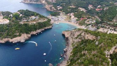 Korfu 'daki Paleokastritsa Körfezi' nin Havadan Görünümü Yunanistan 'da Turkuaz Su Tekneleri ve Engebeli Yeşil Uçurumlar