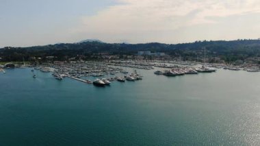 Korfu 'daki Gouvia Limanı' nın Panoramik Hava Görüntüsü Günbatımında Yatlar ve Dağlarla Dolu Yunanistan