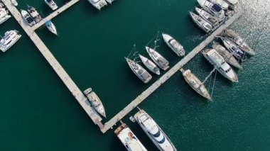 Korfu 'daki Gouvia Limanı' nın eriten tepeden aşağı manzarasında Yunanistan 'da Yeşil Su' daki Limanlarda Limandaki Lüks Yatlar ve Yelkenliler