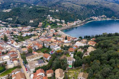 Korfu Yunanistan 'daki Kassiopi kıyı şeridi ve plajları, köy evleri ve turkuaz İyon sularıyla hava aracı görüntüsü