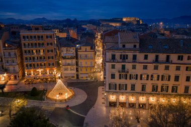 Geceleri Venedik mimarisi ve Noel süslemelerinin yer aldığı Yunanistan 'ın Corfu kasabasındaki Eski Kale' ye doğru aydınlık bir sokağa bakan hava manzarası