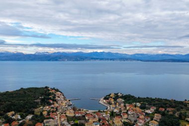 Kassiopi Limanı ve Arka plan Korfu Yunanistan 'da Dağlı Mavi İyon Denizi Manzarası