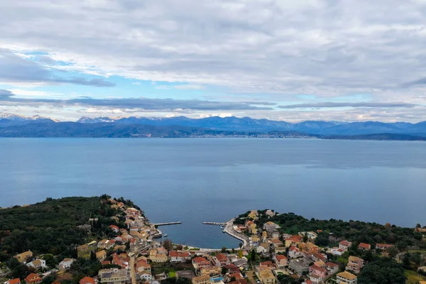 Kassiopi Limanı ve Arka plan Korfu Yunanistan 'da Dağlı Mavi İyon Denizi Manzarası