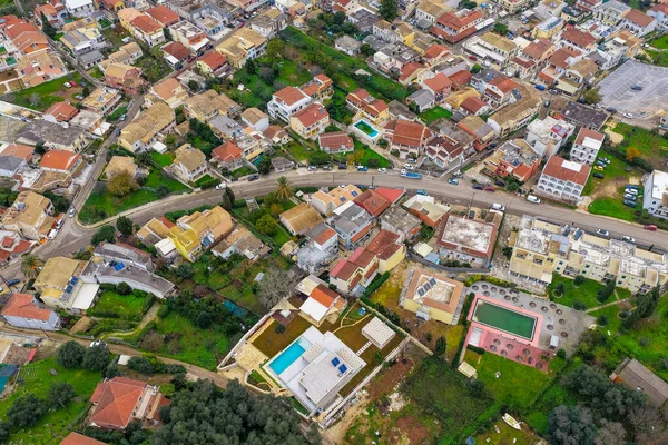 Kassiopi Korfu Yunanistan 'da Havuz ve Geleneksel Evleri olan Modern Lüks Villaların Havadan Bakış Açısı