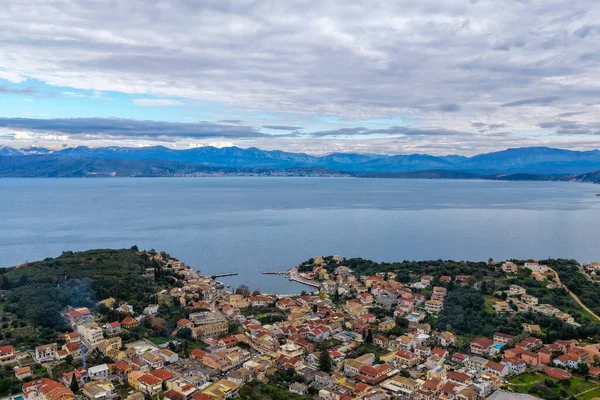 Kassiopi Körfezi ve Mavi Deniz ve Dağlara Karşı Kıyı Köyünün Panoramik Hava Çekimi