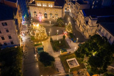 San Giacomo Tiyatrosu ve Yunanistan 'ın Kerkyra Adası' ndaki Noel ağacı ile Korfu Eski Kasabası 'ndaki festival meydanının hava manzarası.