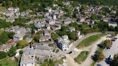 Geleneksel köy Papingo Zagori Epirus Yunanistan 'ın tarihi mimarisinde kayrak taşı çatıların havadan kapatılması