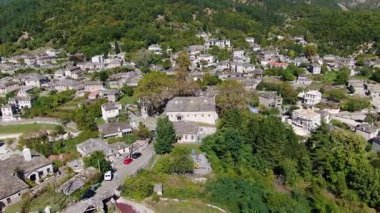 Papingo köyü Zagori Epirus Yunanistan 'daki taştan binaların ve park alanının insansız hava aracı görüntüleri