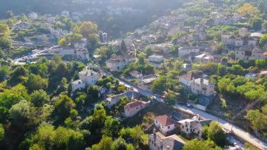 Epirus Yunanistan 'ın Epirus köyündeki Aristi köyünün Zagori dağlarına kurulmuş geleneksel taş mimarisinin güneş ışınlarıyla yansıması