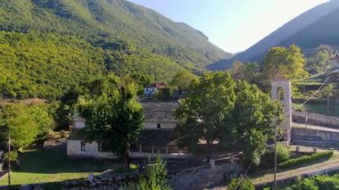 Aristi köyü Zagori Epirus Yunanistan 'ın dağlardaki tarihi taş kilise ve çan kulesinin havadan görünüşü