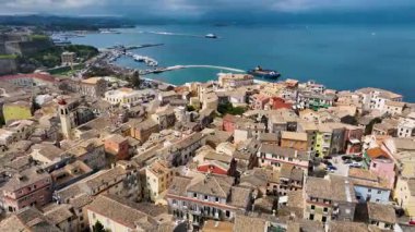 Corfu Eski Kasabası Terracotta Terasları üzerinde Feribot Tekneleri ve Mavi Deniz 'e bakan İHA Uçuşu