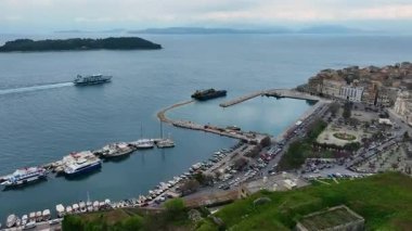 Tarihi Şehir Duvarları ve Park yakınlarındaki Tekne Yatları ve Feribot Trafiği ile Korfu Eski Limanı Hava Aracı Görünümü