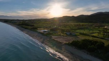 Yeşil Peyzaj ve Dalgalar 4K ile Korfu Yunanistan 'ın Günbatımında Kumsal Manzarası