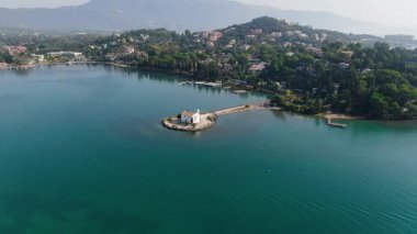 Gouvia Körfezi Korfu 'ndaki Tarihi Ipapanti Kilisesi' nin Hava Aracı Görünümü Yunanistan Su Üzerine Resimli Ortodoks Kilisesi