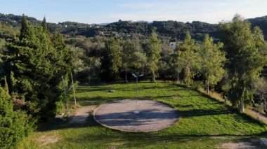 Kırsal Korfu 'da Zeytin Ağaçlarıyla çevrili Dairesel Çamurlu Beton Alanı Hava Görünümü