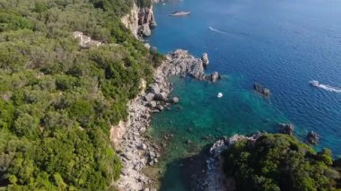 Korfu Yunanistan 'ın İnzivaya Çekilmiş Limni Sahili Glyko' sunun Yüzücüler ve Çapalı Tekneleriyle Hava Kapanışı