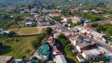 Roda Corfu Yunanistan 'da Yeşillik Çevresindeki Oteller Spor Alanı ve Yol Kavşağı' nda İHA Çekimi