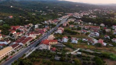 Korfu Yunanistan 'ın Acharavi Köyü' nün Gökyüzü Günbatımı Manzarası Altın Saat Alacakaranlığı sırasında Uzun Düz Yol ve Arkaplanda Dağlar