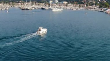 Lüks Yatın Hava Görüntüsü Arka plan Limanı 'ndaki birçok yelkenli ve direkle Korfu Yunanistan' daki Marina 'ya Dönüyor