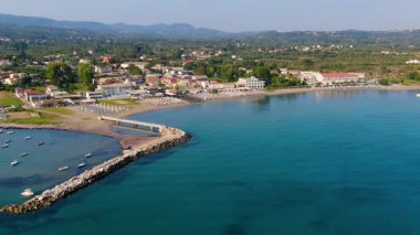 Roda Plajı Korfu Yunanistan 'daki kristal berrak turkuaz su görüntüsü görünür deniz tabanı ve yumuşak dalgalar tropikal yaz titreşimleri için mükemmel kum üzerinde yuvarlanıyor