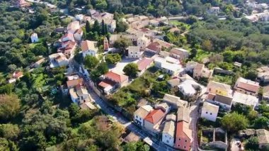 Geleneksel Yunan Köy Evleri Üzerinde Uçan Sinemacılar ve Korfu Adası 'nın Yeşil Kırsal Alanı' ndaki Kasaba Meydanı
