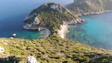 Afionas, Corfu Adası, Yunanistan 'daki Porto Timoni İkiz Sahili ve yemyeşil yarımadasının havadan görünüşü, Yaz Seyahati manzarası