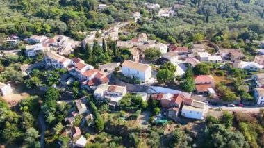 Korfu Yunanistan 'daki Yeşil Zeytin Korusu, Güneşli Avrupa Mimarisi ve Kırsal Hayat' taki Kırmızı Döşemeli Çatı ve Kiliseyle Geleneksel Yunan Köyünün Hava Aracı Çekimi
