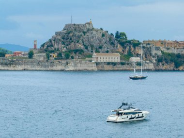 Mavi Deniz 'de Lüks Yat ve Yelkenli Tekne ile Eski Korfu Kalesi' nin Hava Manzarası ve Yunan Adasının Yaz Gününde Tarihi Kalesi