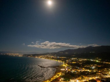 Kuzey Korfu 'daki Roda Köyü Sokak ve Otellerinin Parlak Sokak Işıklı Hava Aracı Gece Çekimi