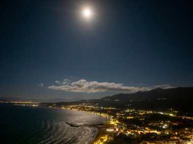 Kuzey Korfu 'daki Roda Köyü Sokak ve Otellerinin Parlak Sokak Işıklı Hava Aracı Gece Çekimi