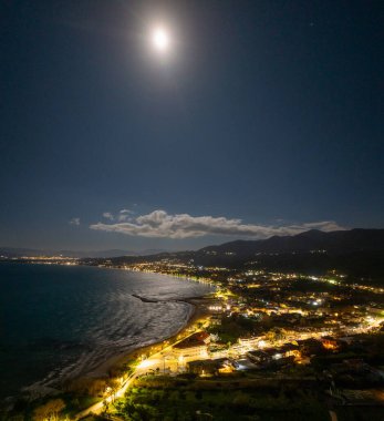 Kuzey Korfu 'daki Roda Köyü Sokak ve Otellerinin Parlak Sokak Işıklı Hava Aracı Gece Çekimi