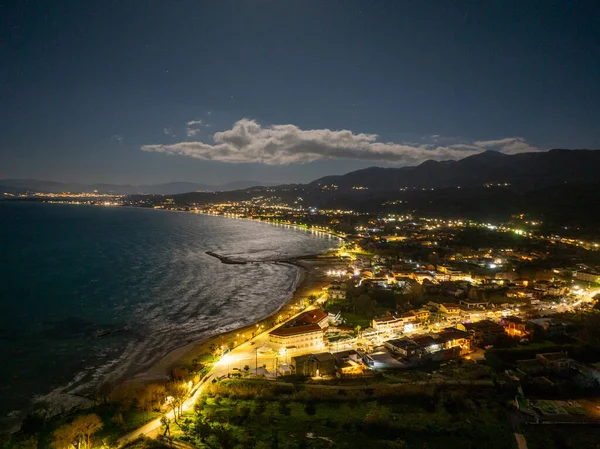 Kuzey Korfu 'daki Roda Köyü Sokak ve Otellerinin Parlak Sokak Işıklı Hava Aracı Gece Çekimi