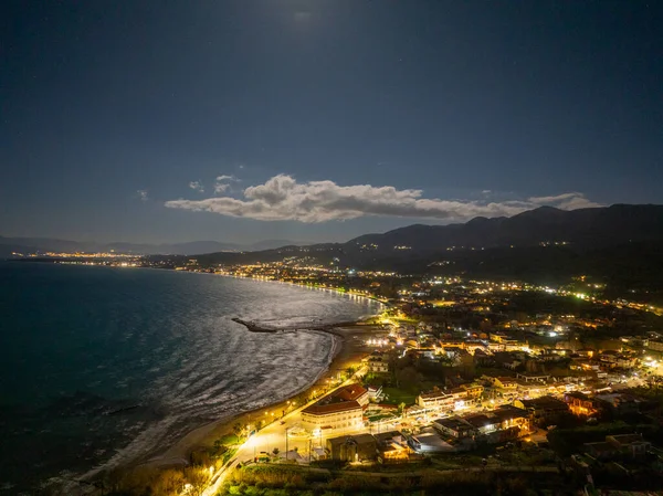 Kuzey Korfu 'daki Roda Köyü Sokak ve Otellerinin Parlak Sokak Işıklı Hava Aracı Gece Çekimi
