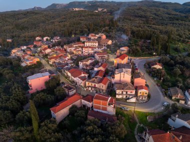Korfu Yunanistan 'ın Xanthates köyünün akşam mavi saatinde Pantokrator dağı arkaplanlı hava aracı görüntüsü