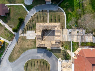 Korfu Yunanistan Tatil Köyü 'ndeki Geleneksel Tarz Meydanı Binası ve Plaza' nın Havadan Üst Görünümü
