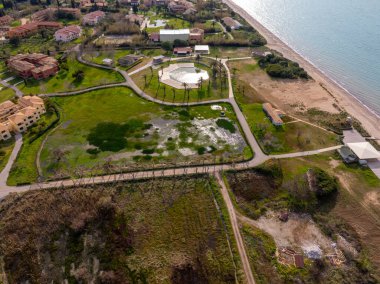 Korfu Yunanistan 'daki Kum Sahili' nin yanındaki Göl ve Bataklıklarla Deniz Kenarı Tesisi 'nin Hava Görüntüsü