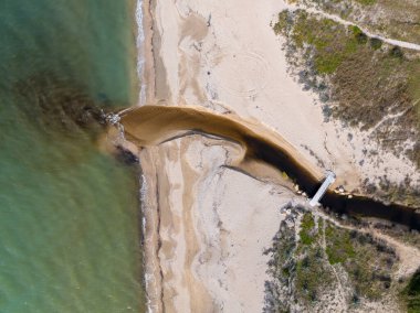 Ağız Nehri 'nin Korfu Yunanistan' ın Kum Sahil Kıyısı 'nda Denize Akışı Görüntüsü