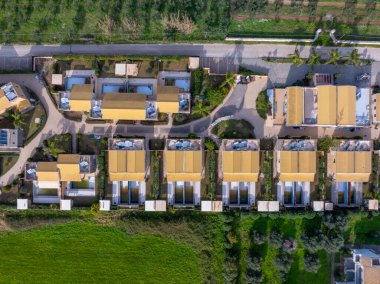 Korfu Yunanistan 'da havuzlu Benzer Tatil Köyleri Sırasının Havadan Aşağı Görünümü