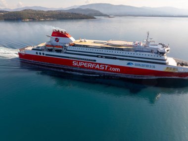 Arka planda Dağları, Korfu, Yunanistan 'da Dağları olan İyon Denizi' nde Uçan Süper Hızlı Feribot Yolcu Gemisi Görünümü