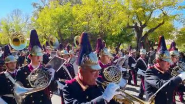Ünlü Filarmoni Orkestrası Müzisyenleri Geleneksel Korfu Yürüyüşü Yunanistan 'da Miğfer Takıyor ve Pirinç Aletler Çalıyor