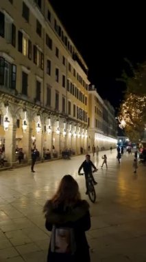 Halk ve çocuklar, Liston Gezinti Güvertesinde Noel Işıkları ve Tarihi kemerlerle Kış Gecesinin tadını çıkarıyorlar.