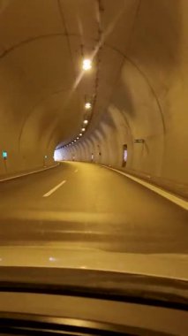 POV sürüşü, Yunanistan 'daki aydınlık, aydınlık yol yolculuğu konseptine giden karanlık tünelden çıkan aydınlık bir modern otoyol tünelinden geçiyor.