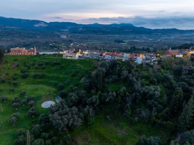Yunanistan 'ın Korfu kentindeki Agrafi köyünün insansız hava aracı görüntüsünde yaz boyunca İran' ın huzurlu kırsal kesiminde geleneksel mimari kırmızı kiremitli çatılar ve yemyeşil selvi ağaçları yer alıyor.