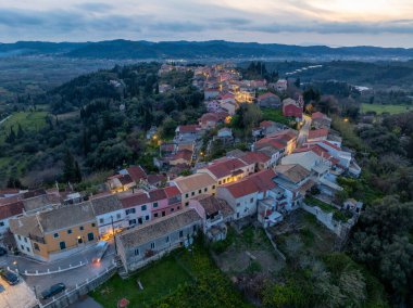 Yunanistan 'ın Korfu kentindeki Agrafi köyünün insansız hava aracı görüntüsünde yaz boyunca İran' ın huzurlu kırsal kesiminde geleneksel mimari kırmızı kiremitli çatılar ve yemyeşil selvi ağaçları yer alıyor.