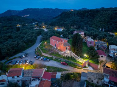 Kuzey Korfu 'daki Nymfes yerleşiminin kuş bakışı manzarası Yunanistan dağ vadisinde selvi ağaçları ve zeytin ağaçlarıyla çevrili