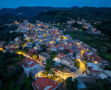 Korfu adasındaki Peri köyü manzarasının panoramik drone görüntüsü yoğun orman ve tarihi yerleşim mimarisini gösteriyor