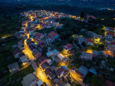 Gece vakti Nymfes köyüne giren sokak lambaları, Yunanistan 'ın Korfu adasında yaz seyahati...